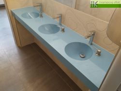 Blaue und gelbe Dreibecken-Waschtische für Gymnasium in Cesky Krumlov