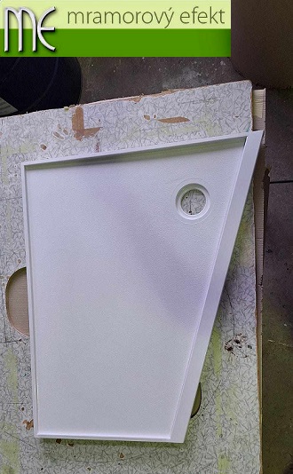 Weiße trapezförmige Duschwanne nach Maß für ein kleines Badezimmer