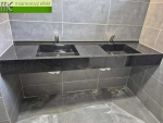 Doppelwaschtisch mit eckigen Massive-Becken im weiss und Obsidian Granitoberfläche